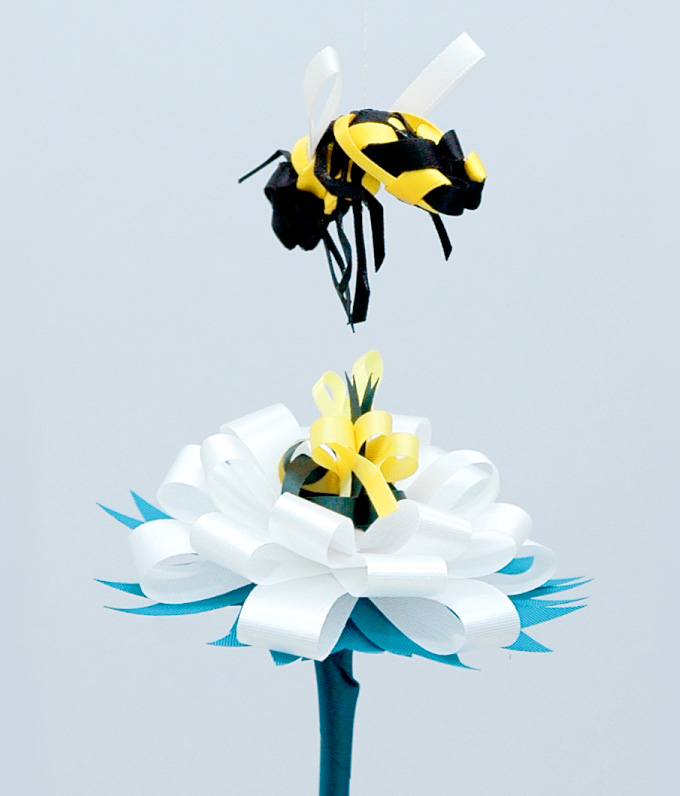 Скульптурные композиции из лент. Художник Baku Maeda